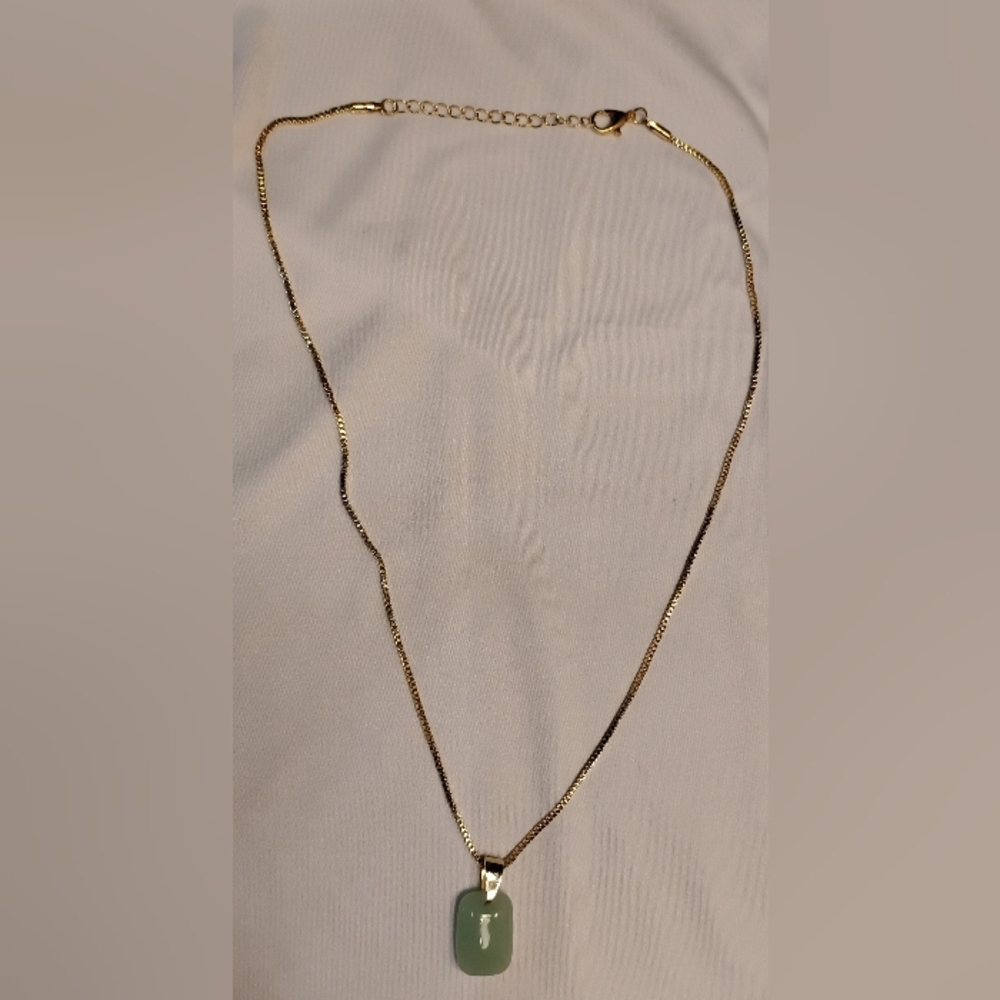 Vintage Green Gemstone Pendant Necklace • Gold Tone Box Chain • Minimalist Jade- - Picture 5 of 5
